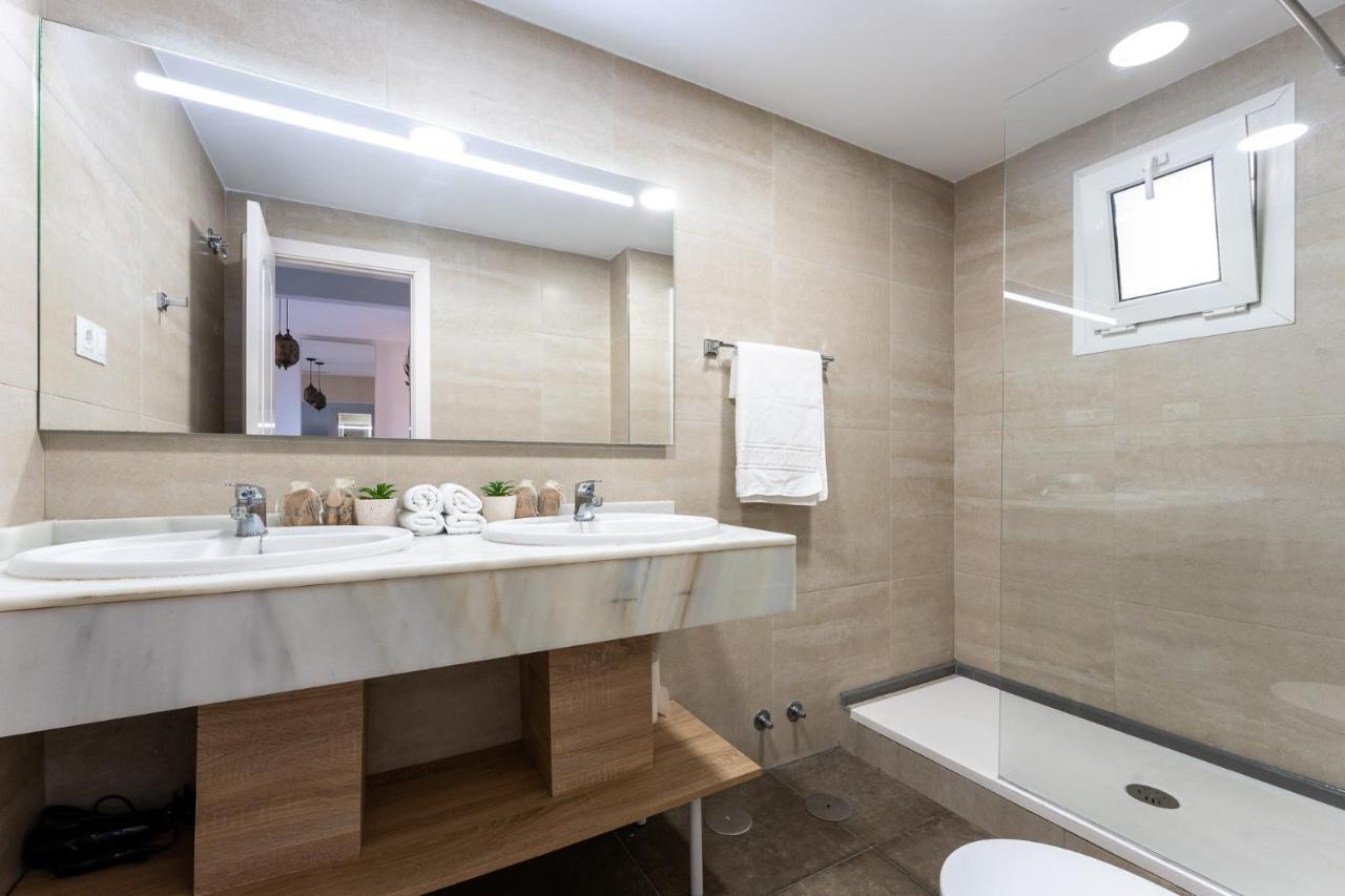 شقة Benalmadena Beachfront Retreat Big Balcony And City Sea Views المظهر الخارجي الصورة