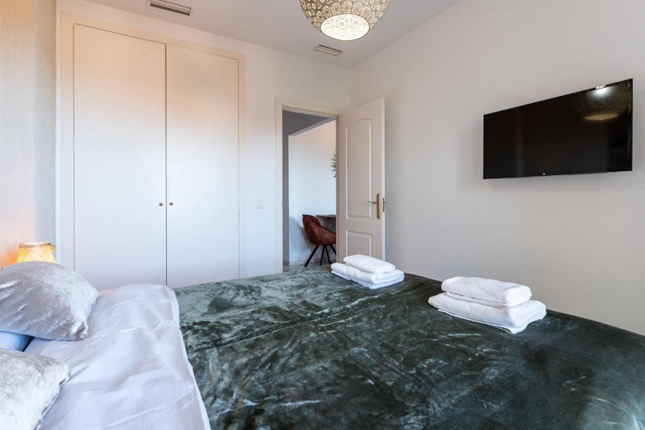 شقة Benalmadena Beachfront Retreat Big Balcony And City Sea Views المظهر الخارجي الصورة