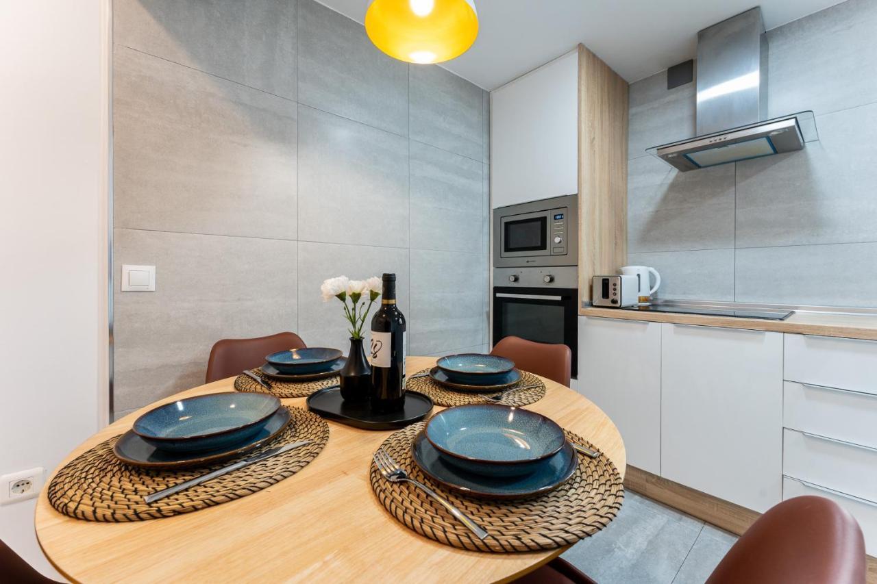 شقة Benalmadena Beachfront Retreat Big Balcony And City Sea Views المظهر الخارجي الصورة