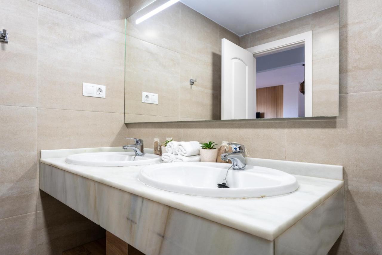 شقة Benalmadena Beachfront Retreat Big Balcony And City Sea Views المظهر الخارجي الصورة